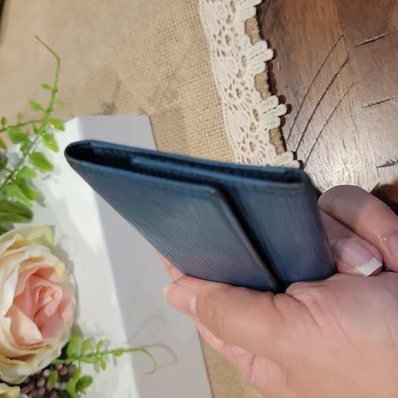 Authentic Louis Vuitton key case - Picture 3 of 8